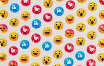 El uso de iconos visuales en plataformas digitales permite a los usuarios enfatizar mensajes y estructurar la información de manera más ágil que el texto plano. FOTO cortesía Buzzmonitor