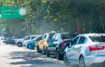 Transporte formal (taxis raya azul) e informal (platafromas), en disputa por los pasajeros que requieren el servicio en el Aéreopuerto José María Córdova. Foto: Esneyder Gutiérrez