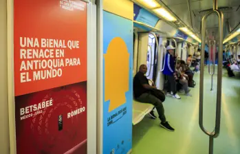 Este tren recorre la ciudad con los colores y mensajes de la Bienal, acercando el arte a más de 1,2 millones de usuarios diarios. Foto: Andrés Camilo Suárez Echeverry