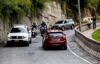 En la vereda de San José, de Sabaneta, se encuentra esta loma que se ha convertido en un problema para sus residente. Cuando llueve, las motos y carros no pueden subirla. FOTO: Jaime Pérez Munévar