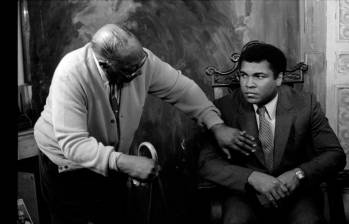 El fotógrafo James Van Der Zee (1886 - 1983), uno de los artistas que forman parte de la exposición. Aquí a la izquierda del legendario boxeador Muhammad Ali durante una sesión fotográfica, Nueva York, 13 de abril de 1981. Foto Getty.