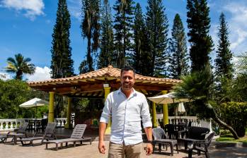 Además del hotel, Diego lidera otros negocios como La Hechicera Restobar, una cervecería artesanal que también ofrece servicio de parapente. FOTO JULIO CESAR HERRERA. 