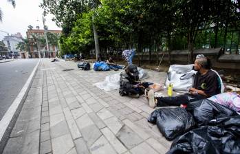 Algunos habitantes de calle usan la avenida para drogarse, otros para separar reciclaje con el cual se rebuscan unos pesos, mientras que unos más han decidido volverla su hogar permanente. Al fondo, el Museo de Antioquia. Foto: Julio César Herrera Echeverri.