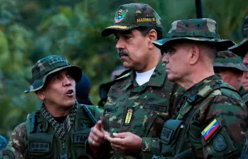 Maduro se alista con sus tropas y civiles para cualquier próximo movimiento de Estados Unidos. También movió 15.000 hombres a la frontera. Foro: AFP