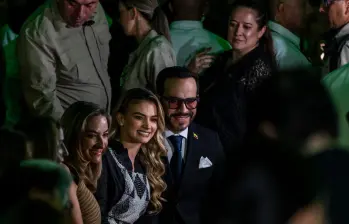 El presidente electo Abelardo de la Espriella y la primera dama Ana Lucía Pineda asistieron a la pasarela inaugural en el Coliseo Yesid Santos de Medellín. FOTO: CAMILO SUÁREZ / EL COLOMBIANO