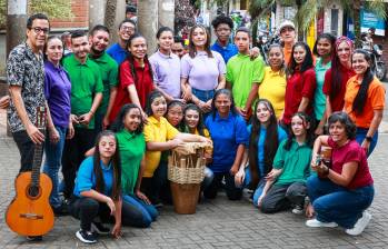 Niños y jóvenes del grupo representativo del componente de discapacidad de Batuta junto a sus profesores. Foto: Manuel Saldarriaga.