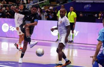 En la imagen aparecen Ronaldinho y Dorlan Pabón durante el espectaculo. FOTO JAIME PÉREZ