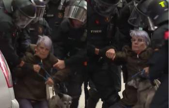 Dispositivo policial durante el desahucio de Ghariba y su hijo de nueve años, en el barrio del Clot, en Barcelona. FOTO: X- @eldiarioes.