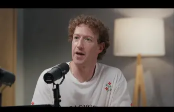 El creador de Facebook dijo también que “al feed no le importa si lo que retiene tu atención tiene pulso. Le importa si te quedas”. FOTO tomada de YouTube @CleoAbram