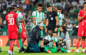 La fisioterapeuta Marcela Maya atiende a Marino Hinestroza en compañía del médico Nelson Rodríguez. FOTO CAMILO SUÁREZ