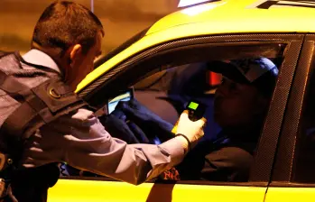 Al taxista sorprendido manejando bajo los efectos del alcohol en Envigado, que ya era reincidente, le cancelaron su licencia. A la empresa en la que está registrado también le tocará responder por dejarlo manejar pese a no tener licencia. FOTO: ARCHIVO - JAIME PÉREZ