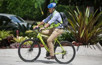 Colombia ya tenía avances en incentivos para la bicicleta —como los parqueaderos obligatorios en empresas o las deducciones en el impuesto de renta por programas de movilidad—, pero esta es la primera vez que se consagra un beneficio laboral directo para el trabajador ciclista. FOTO: Manuel Saldarriaga
