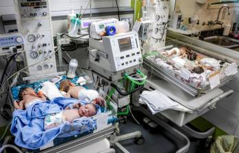 Bebés prematuros y enfermos en Gaza enfrentan la falta de incubadoras, oxígeno, medicamentos y espacio en los hospitales, en medio de la crisis del sistema sanitario por la guerra. Foto: AFP