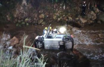 El carro rodó y se volcó en el lecho de la quebrada Doña María, en jurisdicción de Itagüí. FOTO: CORTESÍA