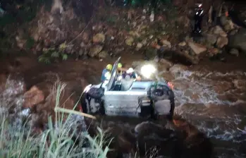 El carro rodó y se volcó en el lecho de la quebrada Doña María, en jurisdicción de Itagüí. FOTO: CORTESÍA
