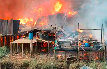 Por lo menos 25 casas fueron arrasadas por las llamadas. Foto: Facebook/Q Radio Chocó. 