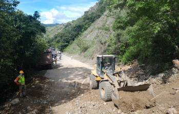 Maquinaria amarilla intentando reabrir la vía que conecta al Suroeste con el Occidente antioqueño. FOTO: Cortesía