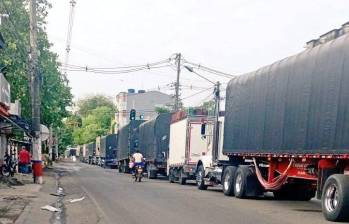 Camioneros bloqueados en el Bajo Cauca antioqueño por cuenta del paro minero. FOTO: CORTESÍA COLFECAR