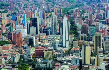 Actualmente se adelantan las audiencias públicas de revisión a mediano plazo del POT en las comunas de Medellín. Imagen de referencia de la capital antioqueña. FOTO Camilo Suárez. 