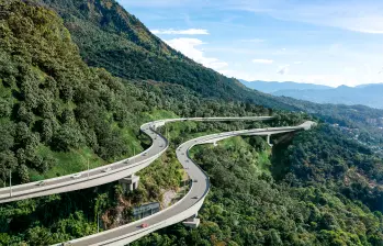 Uno de los hitos del proyecto será la construcción de 4,5 kilómetros (km) de vías a cielo abierto para conectar el túnel Seminario 2 y túnel Santa Elena 2. Serán 1,5 km de vías y 3 km conformados por 12 puentes y largos viaductos. FOTO cortesía