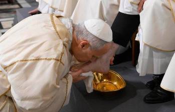 León XIV lavó y besó los pies de 12 sacerdotes en la basílica romana de San Juan de Letrán. FOTO: Vatican News
