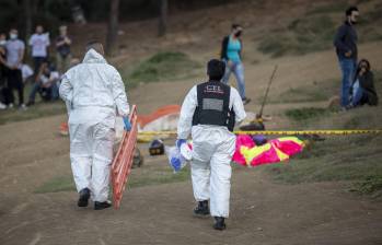 Los agentes del CTI de la Fiscalía realizan la inspección al cuerpo sin vida del israelí que falleció en este accidente de parapente. FOTO: CAMILO SUÁREZ