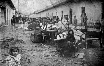 Los habitantes de Bogotá en esa época abandonaron sus viviendas y prefirieron dormir durante varias semanas en la calle por temor a otro terremoto. FOTO: Tomada de X (antes Twitter) @historia_bogota