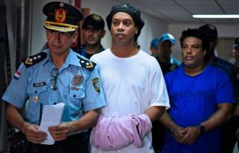 Ronaldinho podría volver a la cárcel si no resuelve el nuevo lío judicial. FOTO: AFP