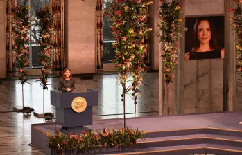 Ana Corina Sosa Machado, hija de la política venezolana Marina Corina Machado, recoge el Premio Nobel de la Paz en su nombre durante la ceremonia de entrega del Premio Nobel de la Paz en el Ayuntamiento de Oslo, Noruega. 