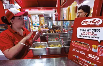 Para muchos puede ser inusual, pero otros optan por quedarse, tomarse el tiempo de mirar la carta y las diferentes alternativas, no sólo dándose el chance de probar algo rico, sino de apoyar. FOTO Manuel Saldarriaga