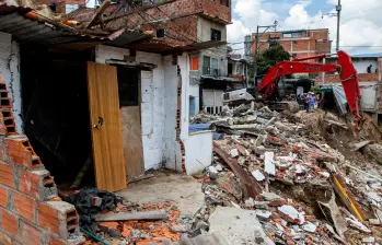 El control territorial es una de las tareas en las que Medellín no da abasto. Este semana, las autoridades tuvieron que demoler varias casas construidas en zona de riesgo en la quebrada Altavista. FOTO Julio César Herrera