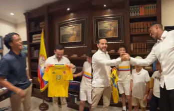 Yerry Mina y Juan Guillermo Cuadrado visitaron la residencia de Abelardo de la Espriella y le entregaron una camiseta de la Selección Colombia durante un encuentro que fue compartido en redes sociales. FOTO: captura de video vía Abelardo de la Espriella en Instagram. 