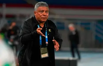 Álex Escobar es quien se encarga de dirigir al América desde la raya en constante comunicación con David González. FOTO COLPRENSA