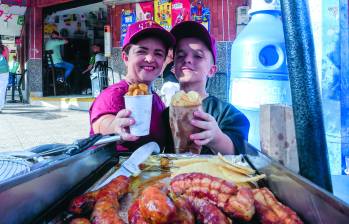 Alba y Julián salen casi todos los días a vender las papas que, a hoy, les han permitido tener una mejor vida y más estabilidad económica. FOTO Camilo Suárez. 