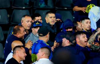 Juan Román Riquelme en medio de los hinchas de Boca deteniendo las confrontaciones. FOTO: GETTY