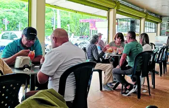 Aunque casi todos los conocen como los salpicones de Campos de Paz o los “Salpimuertos”, su nombre real es Melón y Salpicón y Salón de Frutas Curuba, dos locales que deberán cerrar por el paso del Metro de la 80. Más de 30 personas quedarían sin empleo. FOTO Cristian Álvarez