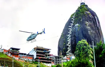 La operación de helicópteros turísticos en Guatapé empezó formalmente desde el 2019, cuando la Aerocivil entregó licencias. Por pedido de los habitantes solo volaban de 1:00 p.m. a 5:00 p.m. FOTO Manuel Saldarriaga