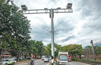 Estas son dos de las cámaras de fotodetección que están operando en las vías de Itagüí: en la autopista Sur y en el barrio Simón Bolívar. FOTO ESNEYDER GUTIÉRREZ