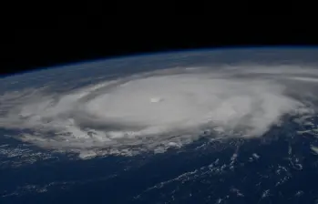 El huracán Humberto, de categoría 4 al momento de la toma, visto desde la Estación Espacial Internacional. El ciclón avanza por el Atlántico y genera marejadas en la costa este de EE. UU. FOTO: @Space_Station