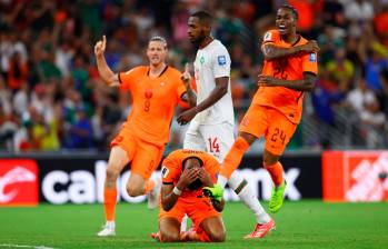 Cody Gakpo celebra de rodillas y mirando al cielo el gol con el que Países Bajos tomó ventaja en los octavos de final del Mundial 2026, en un emotivo homenaje a su hijo no nacido, Elijah Raphael, fallecido días atrás. FOTOS: CORTESÍA
