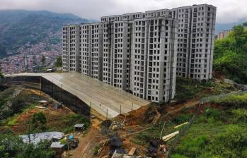 Las obras en la etapa C del proyecto de vivienda Ciudad del Este empezaron en 2014. A la fecha , van en un 85% de ejecución. La obra beneficiaría a 448 familias de Medellín. FOTO MANUEL SALDARRIAGA QUINTERO