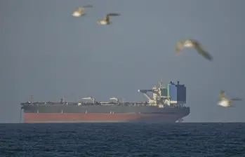 El ejército iraní afirma que el Estrecho de Ormuz está cerrado de nuevo, lo que obliga a los barcos a retroceder. Todo esto menos de un día después de que lo declararan abierto. Teherán afirma que se mantendrá cerrado hasta que EE. UU levante el bloqueo de los puertos iraníes. FOTO: AFP.