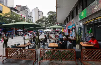 Los costos asociados a la alimentación por fuera del hogar, es decir en restaurantes, presionaron al alza la inflación. FOTO Manuel Saldarriaga