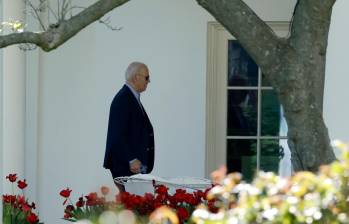 El mandatario Biden llegando a la Casa Blanca este sábado para atender la situación en Oriente Medio. FOTO AFP