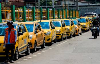 Los taxis solo podrán hacer el cobro de las nuevas tarifas siempre y cuando hagan primero el proceso de actualización de las tarifas. FOTO: JAIME PÉREZ