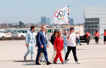 La bandera olímpica llegó de París a Los Ángeles el lunes. FOTO GETTY