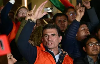 Rodrigo Paz, candidato presidencial por el Partido Demócrata Cristiano (PDC), celebró en La Paz tras liderar la primera vuelta de las elecciones el 17 de agosto de 2025. Disputará la segunda vuelta en octubre frente al expresidente Jorge “Tuto” Quiroga. Imagen: Martin Bernetti / AFP.
