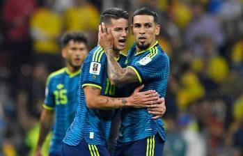 Daniel Muñoz en su festejo, tras el gol, con James Rodríguez. FOTO JUAN ANTONIO SÁNCHEZ