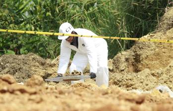 Los investigadores judiciales se encargaron de hacer las labores correspondientes con los restos óseos hallados en un sendero rural de Envigado, a más de 3 horas de la zona urbana. FOTO: EL COLOMBIANO