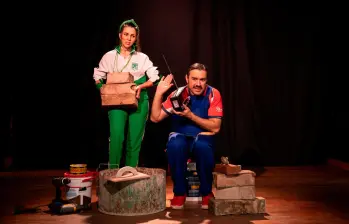 La obra trae a Valeria Wills y Shamir Rojas como protagonistas. El Solar del Águila es una Casa cultural creada por el Águila Descalza en el barrio Prado. Más información en Instagram @solardelaguila. Foto Juan Fernando Ospina. 